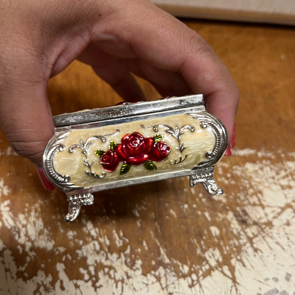 Jewelry box Metal Fooded Silver tone with enamel Rose decor - Picture 4 of 9